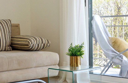 Seget Donji House | Fantastic beachfront apartment with private balcony on the Adriatic.Top location