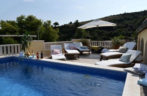Postira House | Ferienvilla in ruhiger Lage mit Pool by Interhome