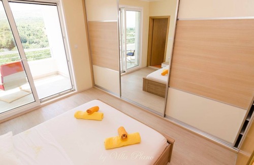 Plano House | Ferienvilla "Plano" mit Blick auf das Wasser by Interhome