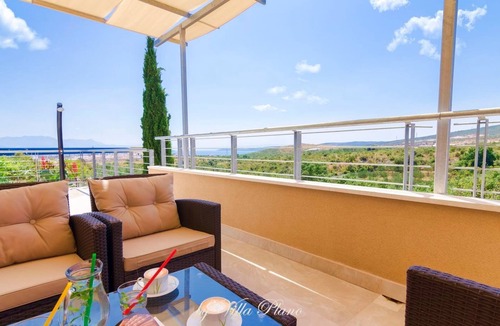 Plano House | Ferienvilla "Plano" mit Blick auf das Wasser by Interhome