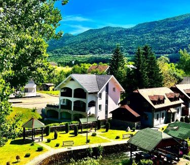 Licko Lesce Apartment | Filuma Suite - Riverside Terrace on Gacka River