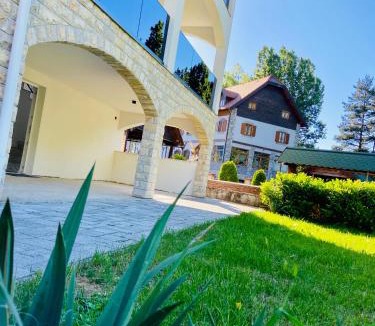 Licko Lesce Apartment | Filuma Suite - Riverside Terrace on Gacka River