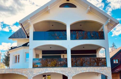 Licko Lesce Apartment | Filuma Suite - Riverside Terrace on Gacka River