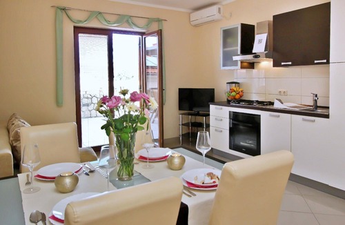 Soline House | Flat Ivanka-200m from the sea, with terrace