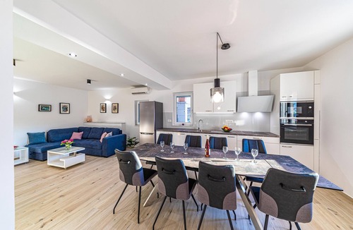 Razanj Apartment | Four-bedroom apartment with a swimming pool by the beach Ražanj, Rogoznica (A-9723-a)
