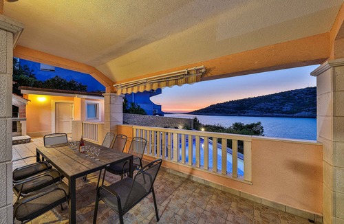 Razanj Apartment | Four-bedroom apartment with a swimming pool by the beach Ražanj, Rogoznica (A-9723-a)