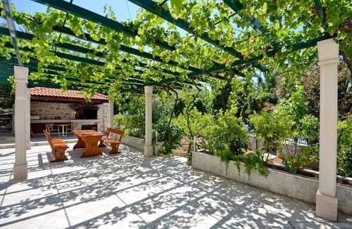 Sumartin Apartment | Four bedroom apartment near beach Sumartin, Brač (A-17090-a)