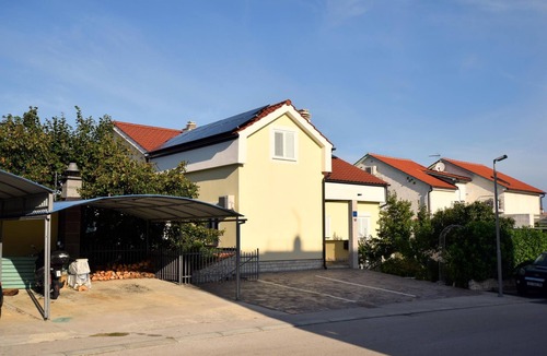 Njivice Apartment | Four-bedroom apartment with terrace Njivice, Krk (A-21846-a)
