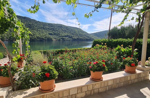 Broce Apartment | Four-bedroom apartment near beach Broce, Pelješac (A-13182-a)