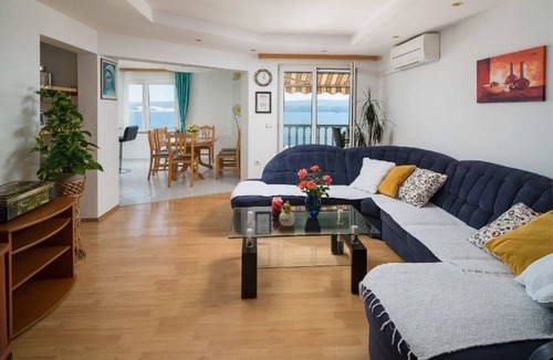 Stanici Apartment | Four-bedroom apartment with terrace and sea view Stanići, Omiš (A-2819-d)