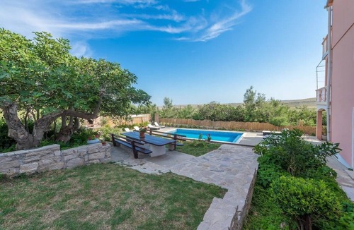 Pag Apartment | Four-bedroom apartment with a swimming pool Stara Vas, Pag (A-21031-a)