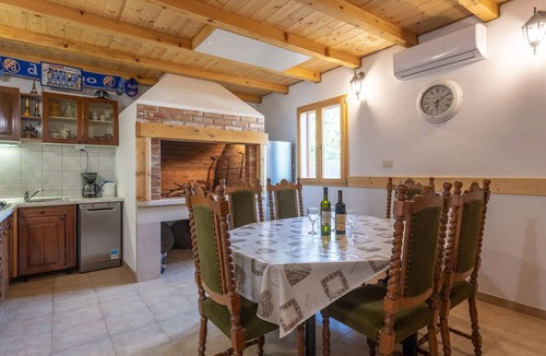 Dicmo House | Four Bedroom Holiday Home with Pool and Gym