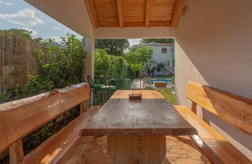 Dicmo House | Four Bedroom Holiday Home with Pool and Gym