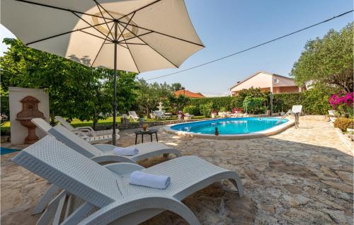 Lovinac House | Four-Bedroom Holiday Home Lovinac With An Outdoor Swimming Pool 09