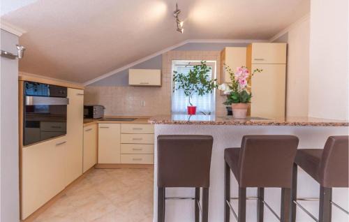Benkovac House | Four-Bedroom Holiday Home In Miranje