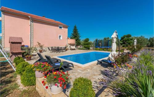 Benkovac House | Four-Bedroom Holiday Home In Miranje