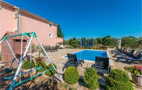 Benkovac House | Four-Bedroom Holiday Home In Miranje