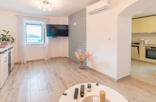 Hodilje House | Four Bedroom Holiday Home with Sea View