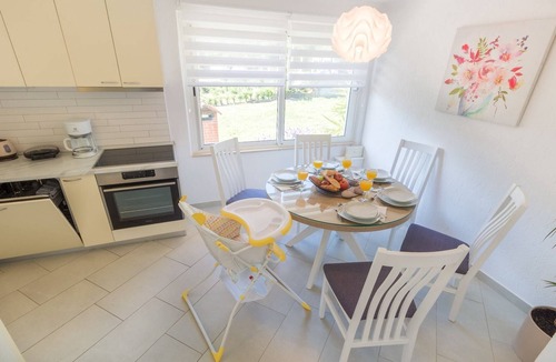 Hodilje House | Four Bedroom Holiday Home with Sea View
