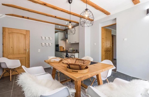 Plaski House | Four-Bedroom Holiday Home in Plaski