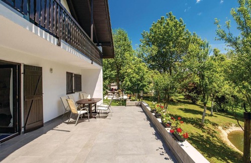 Plaski House | Four-Bedroom Holiday Home in Plaski