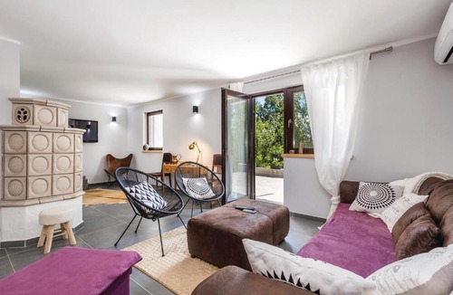 Plaski House | Four-Bedroom Holiday Home in Plaski