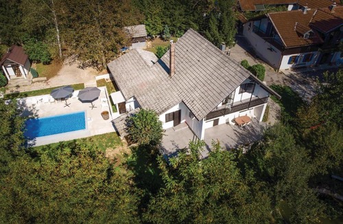Plaski House | Four-Bedroom Holiday Home in Plaski