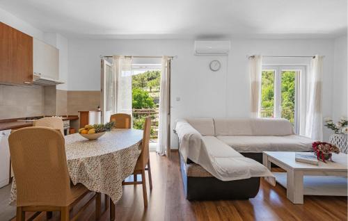 Sibenik House | Four-Bedroom Holiday Home In Slivno