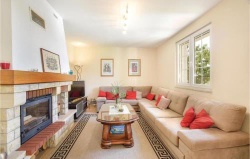 Dicmo House | Four-Bedroom Holiday Home In Dicmo