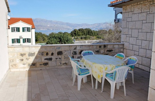 Supetar Apartment | Four-room apartment with terrace and sea view Supetar, Brač (A-6040-a)