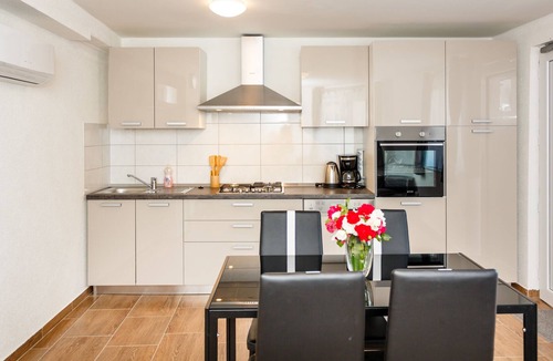 Draga Bascanska Apartment | Four Star Apartment for 2 With Wheelchair Access, Swimming Pool, Jacuzzi