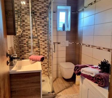 Radovljica Apartment | GARTNAR HOME -Hiška s pridihom domačnosti in pogledom na hribe.