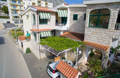 Bidol Apartment | Gemütliche Ferienwohnung mit Terrasse in Bidol by Interhome