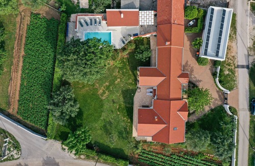 Poljica House | Gemütliches 3 Zimmer Hausteil mit Beheiztem Pool und 5 Minuten vom Meer Entfernt