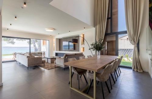 Kastel Kambelovac Villa | Glamorous Kastela Villa 4 Bedrooms Villa Seafront Paradise Private Pool