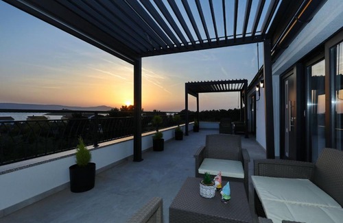 Turanj Apartment | Golden Horizon Residence-Peaceful Oasis with Pool Near the Sea