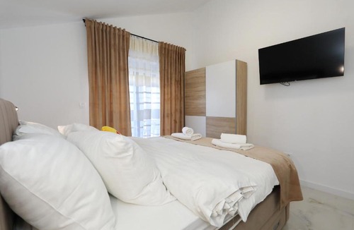 Turanj Apartment | Golden Horizon Residence-Peaceful Oasis with Pool Near the Sea