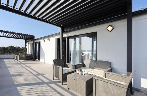 Turanj Apartment | Golden Horizon Residence-Peaceful Oasis with Pool Near the Sea