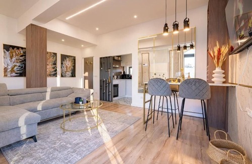 Bucharest City-Centre Apartment | Golden Hour Residence - Elegant Cityview Apartment in Historic Bucharest