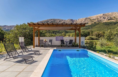 Draga Bascanska Apartment | Gorgeous apartment in Baska with swimming pool