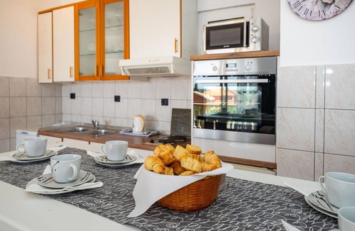 Galovac Apartment | Gorgeous apartment in Galovac with WiFi