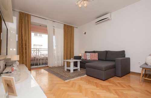 Istok Apartment | Gorgeous apartment in Makarska with WiFi