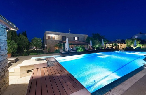 Murter House | Gorgeous home in Murter with private swimming pool, can be inside or outside
