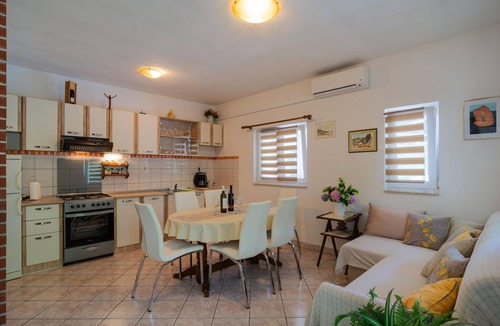 Omis House | Gorgeous home in Podaspilje with WiFi