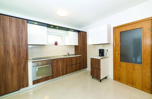 Trilj House | Gorgeous home in Trilj with kitchen