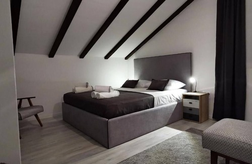 Velim Villa | Gradfather's House - A Cosy Retreat with a Swimmingpool
