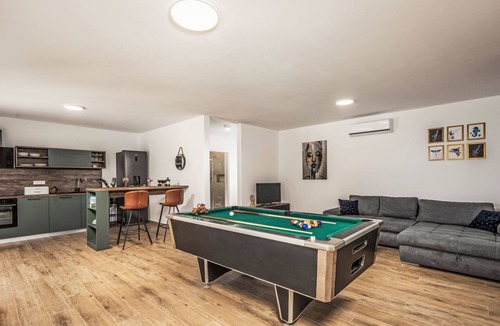 Maslenica House | Green & Blue by Interhome