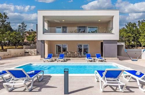 Maslenica House | Green & Blue by Interhome