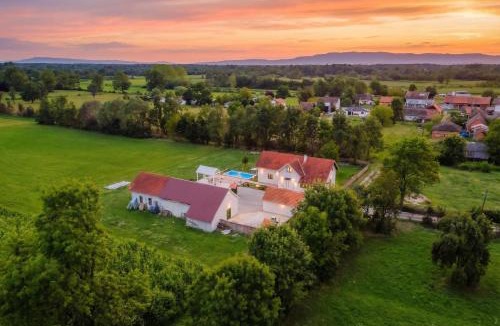 Rugvica House | Green Oasis Estate with Private Pool and Backyard near Zagreb