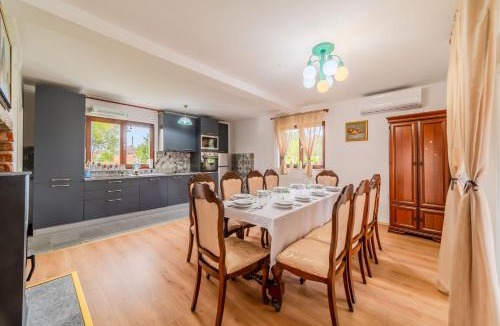 Rugvica House | Green Oasis Estate with Private Pool and Backyard near Zagreb